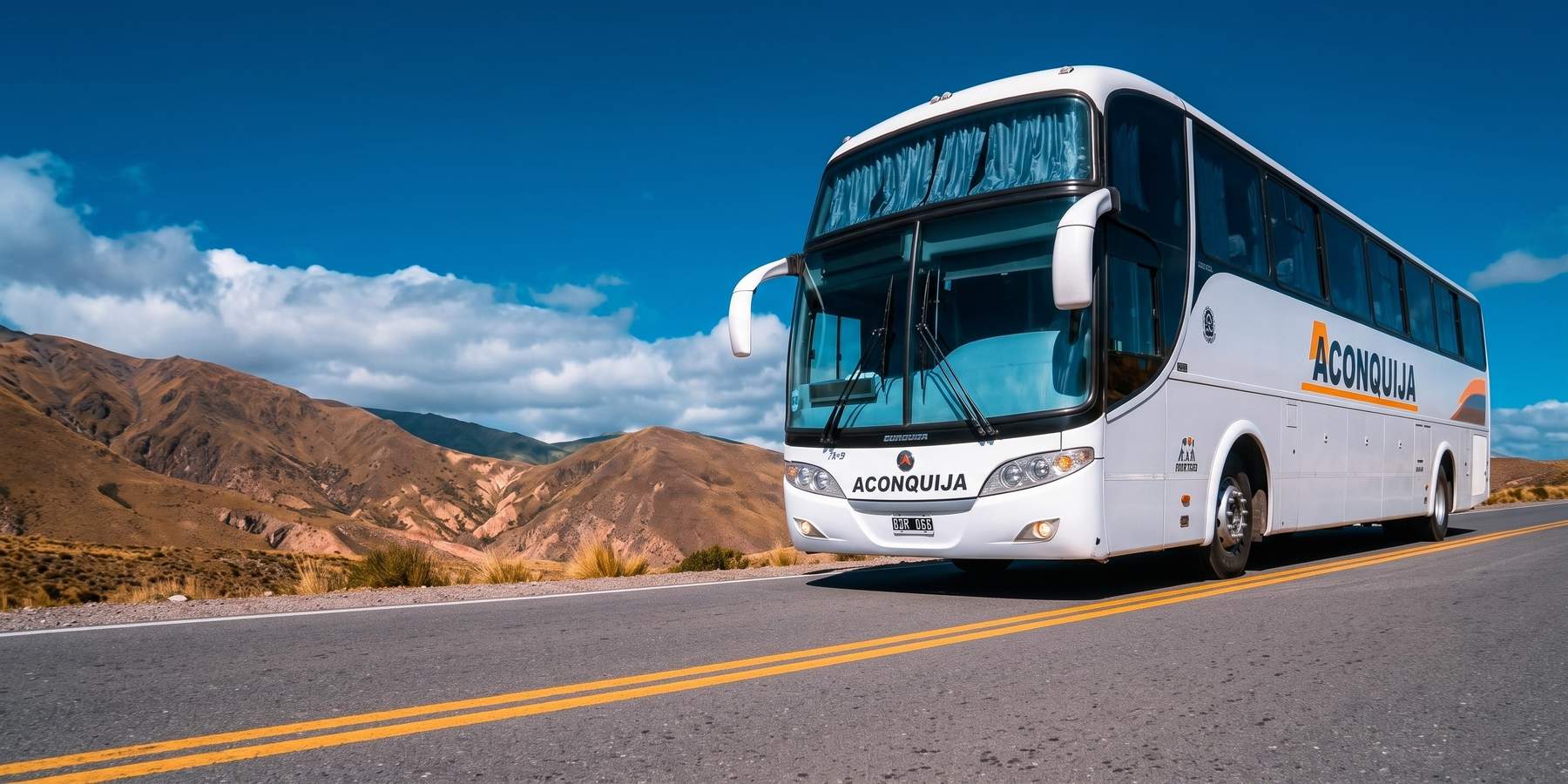 Colectivo viajando por una ruta del norte argentino